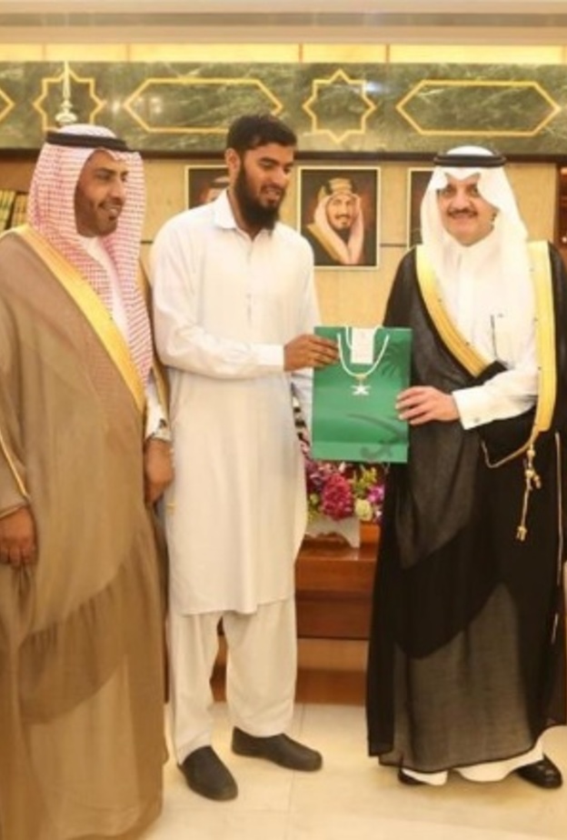 الأمير سعود بن نايف يكرم المقيم محمد منصور