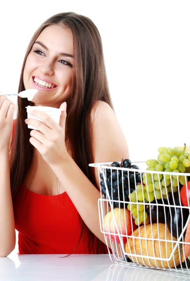 تناول الخضار و الفواكه و الزبادي يسهل من عملية الهضم 