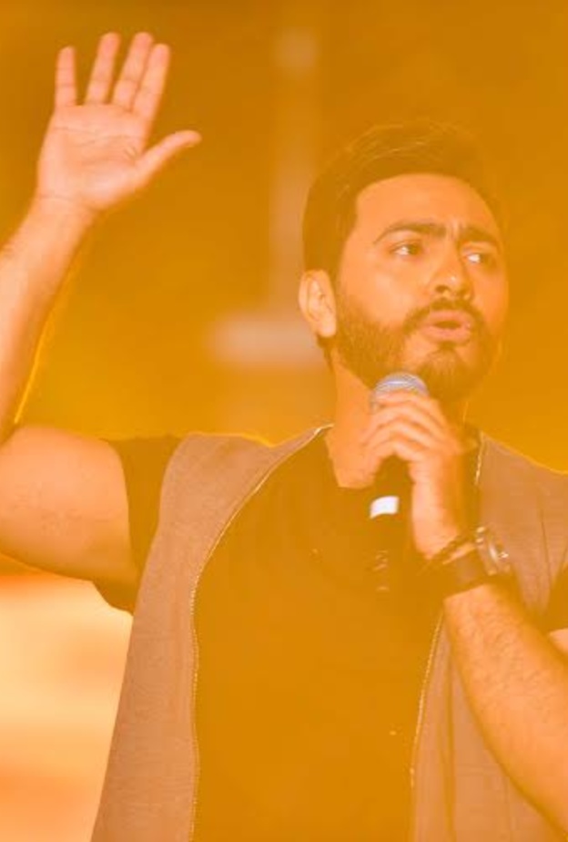 بالصور| تامر حسني يحصل على تكريم لم يسبقه فيه مطرب