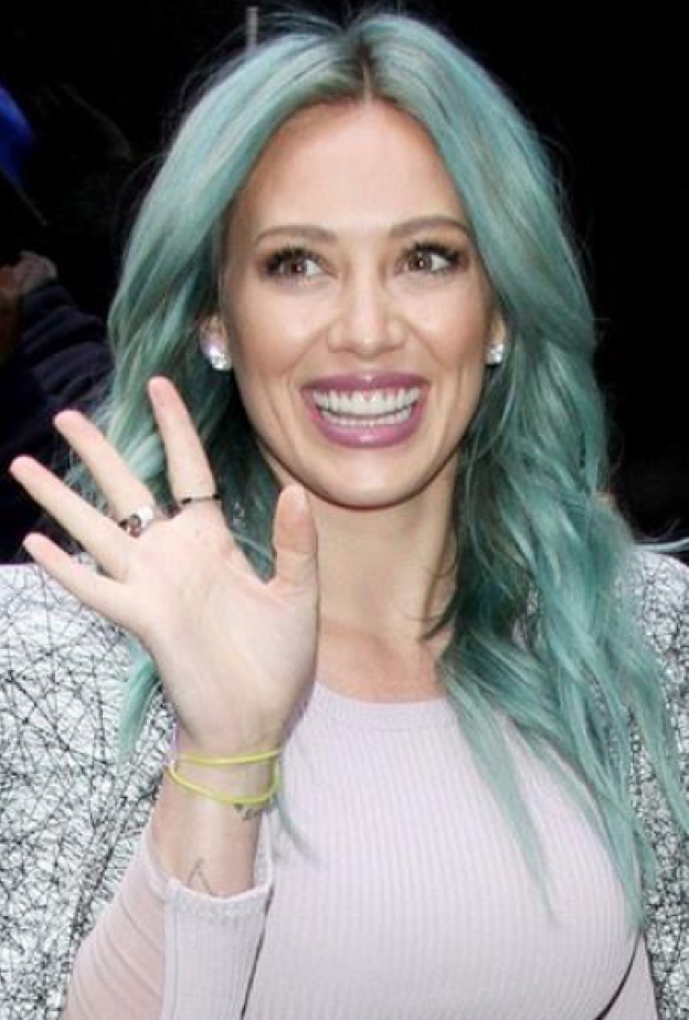 هيلاري داف بإطلالة "خضراء" في برنامج Good Morning America .