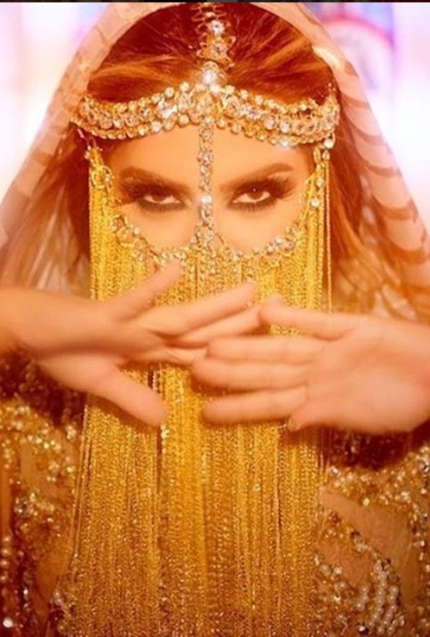 نوال الزغبي بالبرقع الذهبي في كليب تولع