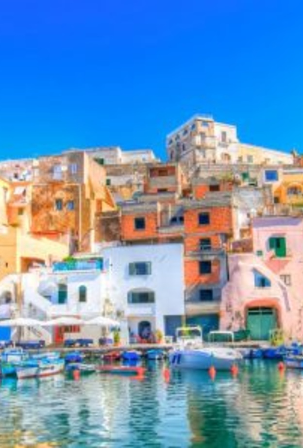 جزيزة ايطالية تفتح باب الهجرة للاطفال.. فما السبب؟