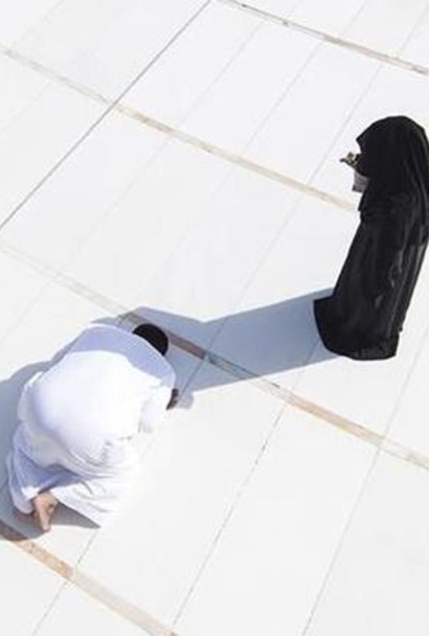 لقطة المرأة مظللة زوجها التي جذبت أنظار الملايين 