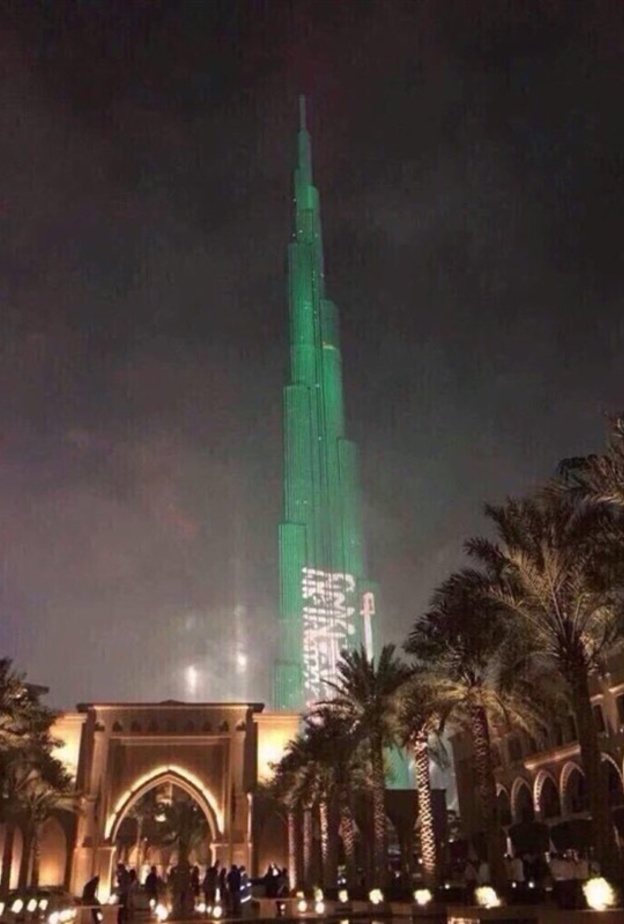 برج خليفة يتزين بعلم السعودية بعد تأهل الأخضر الأول إلى كأس العالم