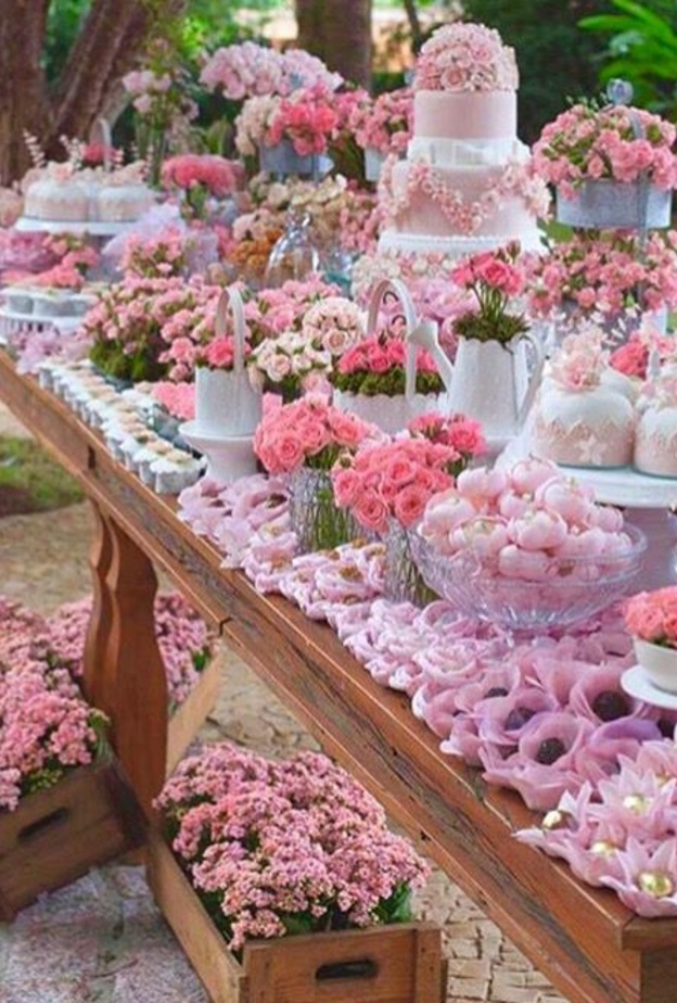 طاولة حلويات مميزة لحفل الزفاف.