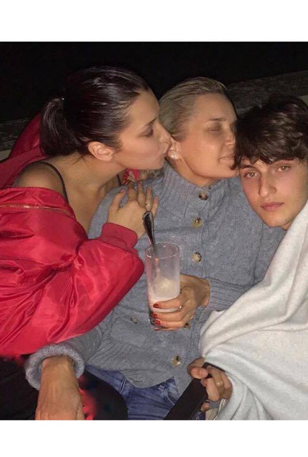 يولاندا حديد تنشر صورة تجمعها بابنها أنو وابنتها بيلا حديد في ختام اجازتهم الصيفية