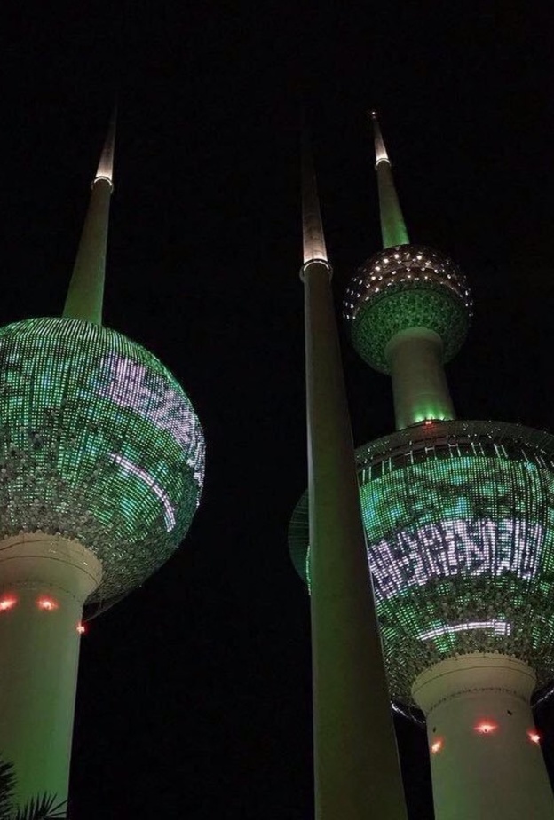 أبراج الكويت تتزين بـ العلم احتفاء بتأهل منتخب السعودية إلى كأس العالم