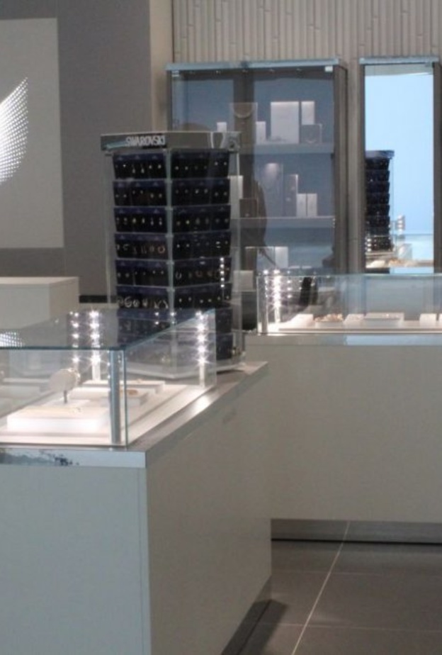 يُعدّ بوتيك سواروفسكي Swarovski الجديد في الردسي مول السادس في مدينة جدّة