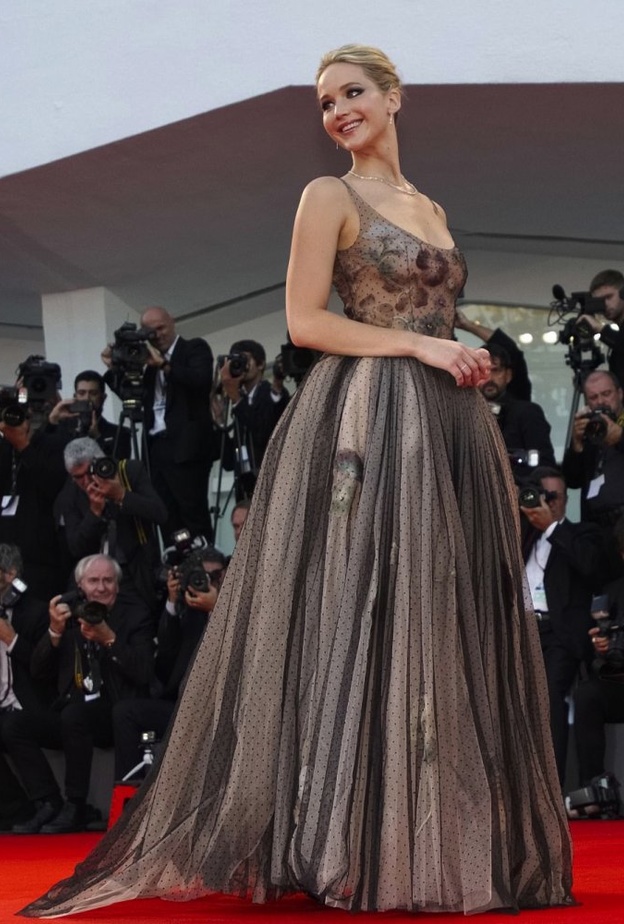 فستان جينيفر لورانس من ديور حديث مهرجان البندقية!