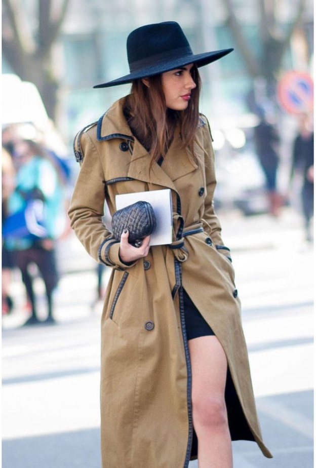 لوك عصري وملفت بالترينشكوت البيج الكلاسيكي مع جينز واكسسوارات مواكبة للموضة