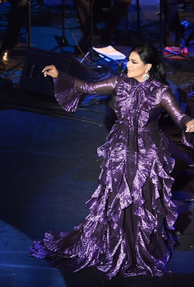 نوال الزغبي اختارت تصاميم براقة بشكل غريب وغير معتاد