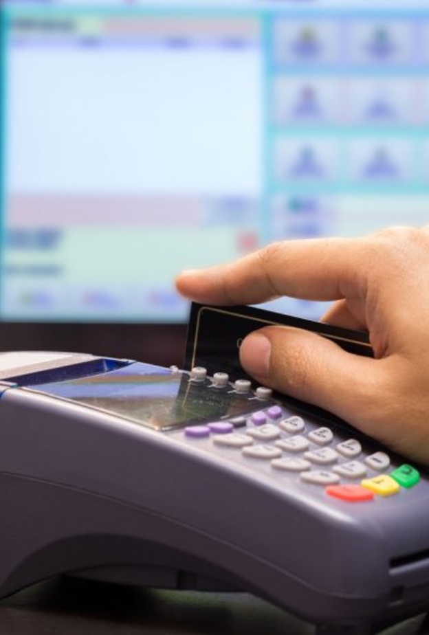 يجب مراقبة الموظف عند تمرير البطاقة