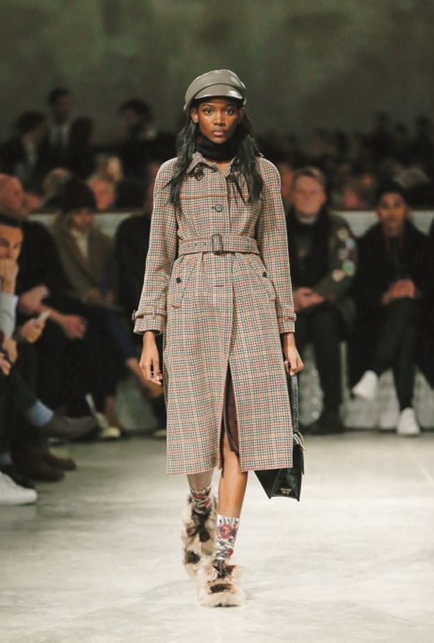 تألقي هذا الموسم بأقمشة فاخرة ونقشات متنوعة من أعرق دور الأزياء العالمية 