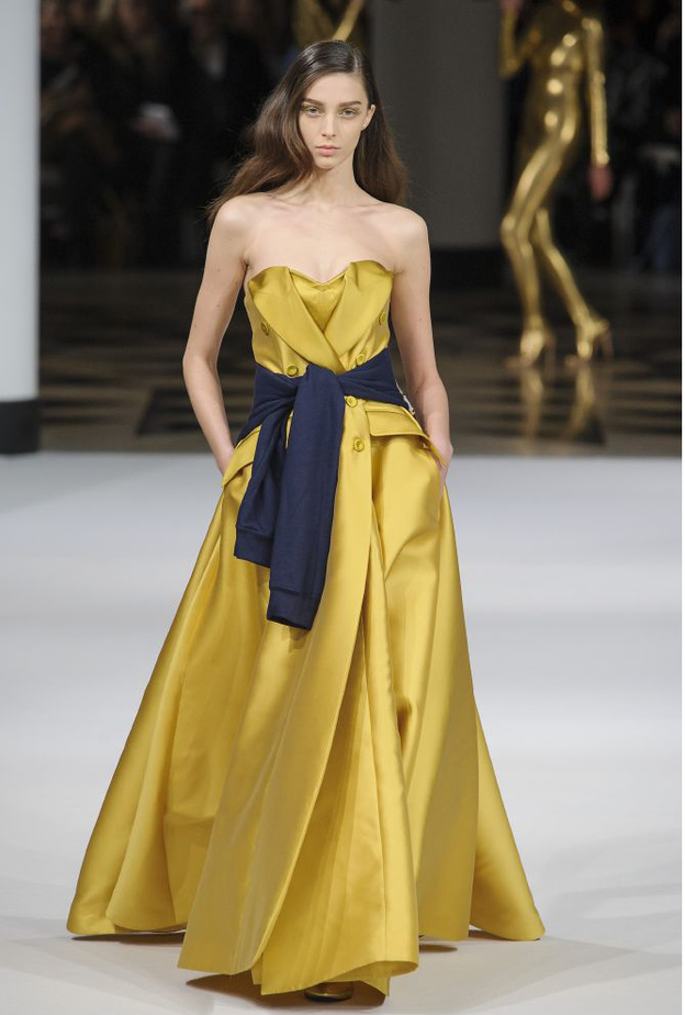 موضة فساتين طويلة باللون الاصفر