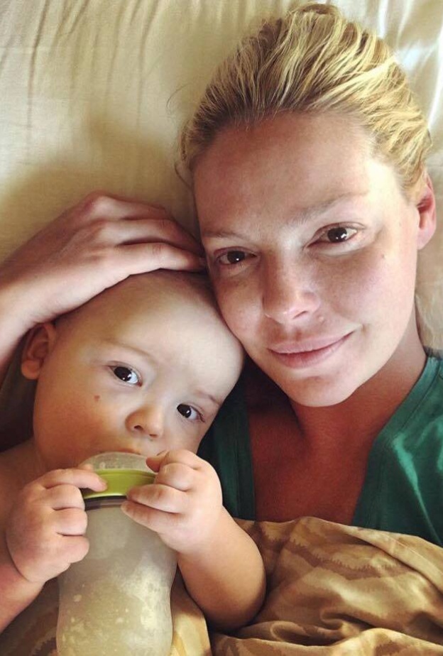 كاثرين هيغل تنشر صورة سيلفي مع ابنها الرضيع فور استيقاظهم من النوم