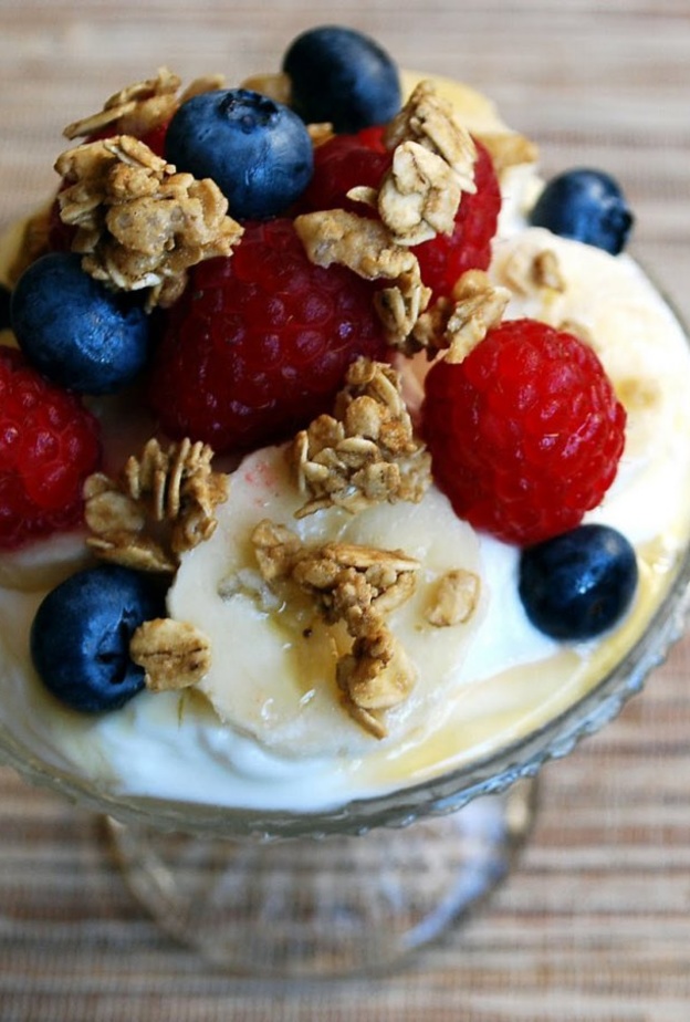 يحتوي كوب اللبن الزبادي مع الفواكه على البروتينات و الكربوهيدرات الضرورية لما بعد التمارين.