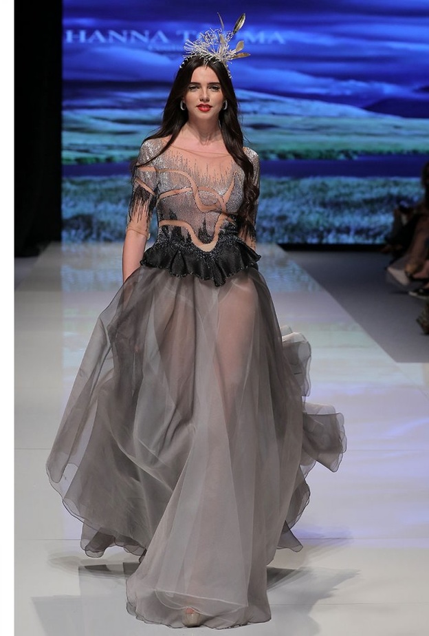 فساتين خطوبة باللون الفضي من مجموعة طوني ورد.