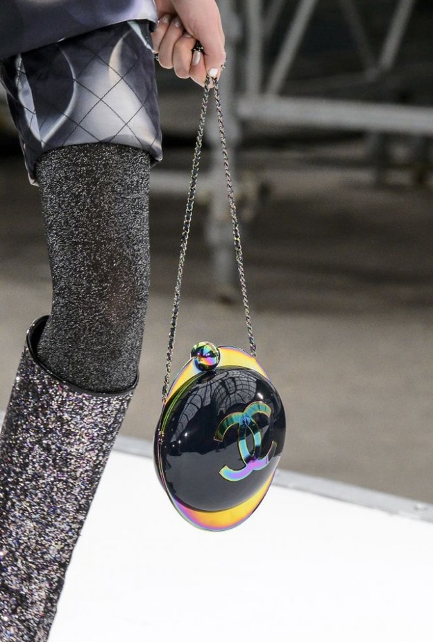 حقيبة بتصميم غريب من غوتشي