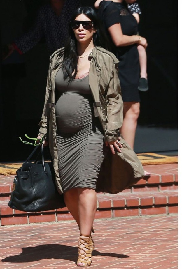 كيم في حملها الأول في فستان أسود وصندل أبيض