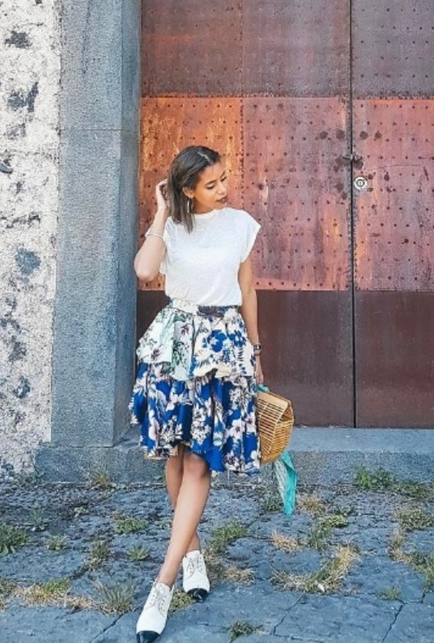 دانا الطويرش بتنورة متوسطة رائعة