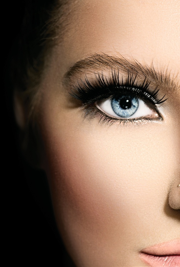 الرموش الكثيفة تمنحك اطلالة جذابة