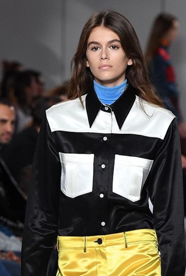 ابنة سيندي كروفورد تشارك في عرض أزياء للمرة الأولى