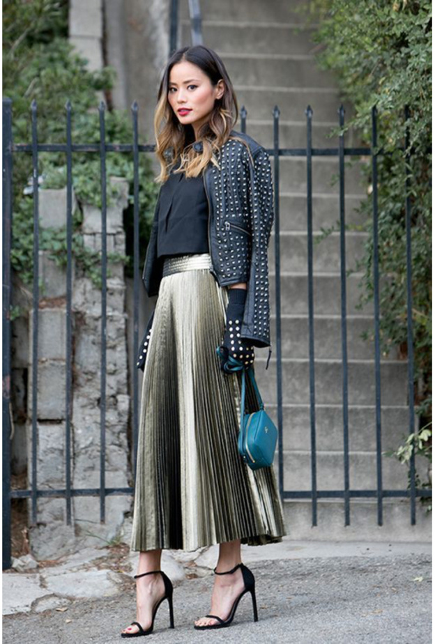 اعتمدي اطلالة كاملة بملابس الميتالك اللامعة