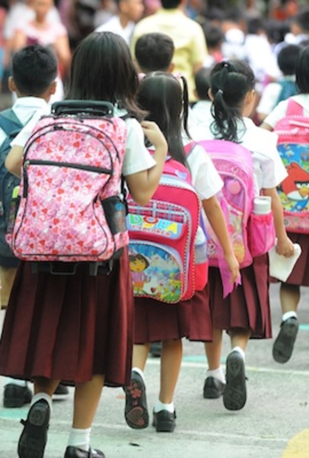 الشنطة المدرسية لا يجب أن تتجاوز 10% من وزن الطفل 