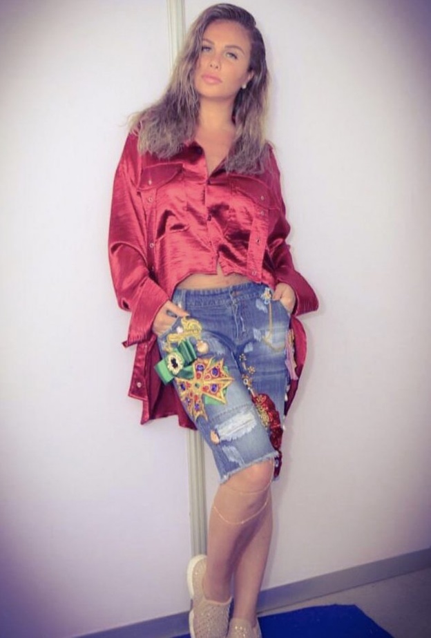 الأسلوب الصباحي لنيكول سابا بالقماش البراق مع الحذاء الرياضي