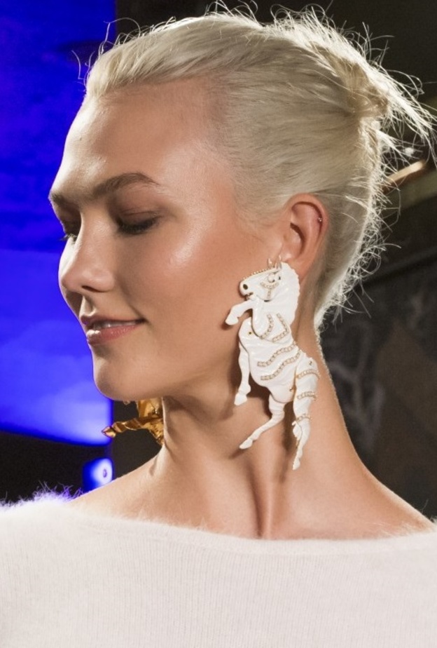 أقراط ضخمة من مجموعة Brandon Maxwell ربيع صيف 2018 