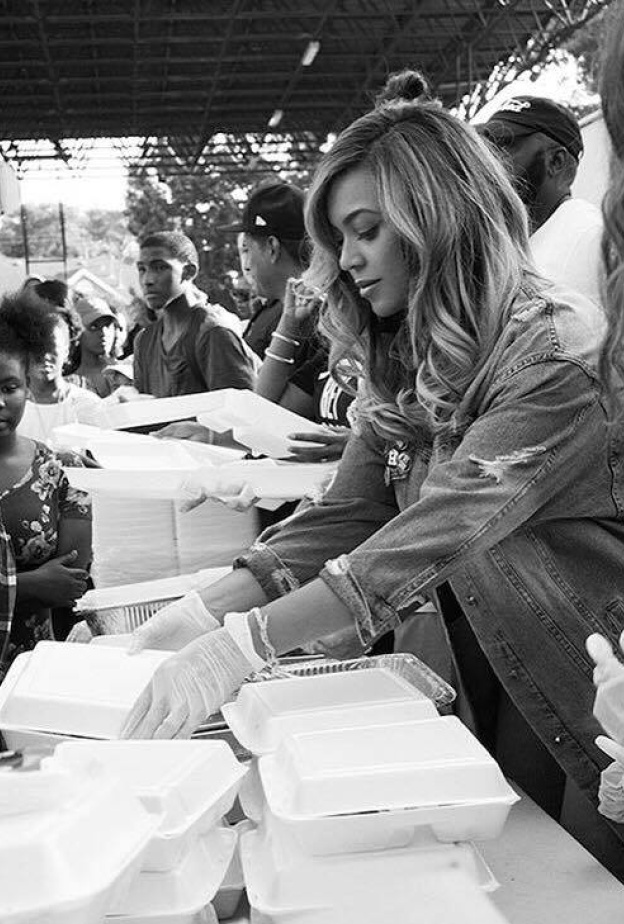 النجمة بيونسيه خلال مشاركتها في حملة إنسانية لجمع التبرعات لمتضرري اعصار ايرما