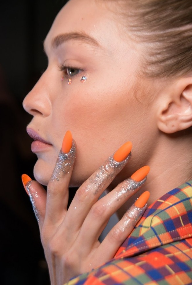 مناكير وردية مع الاظافر الدائرية من دار ‏Jeremy Scott.