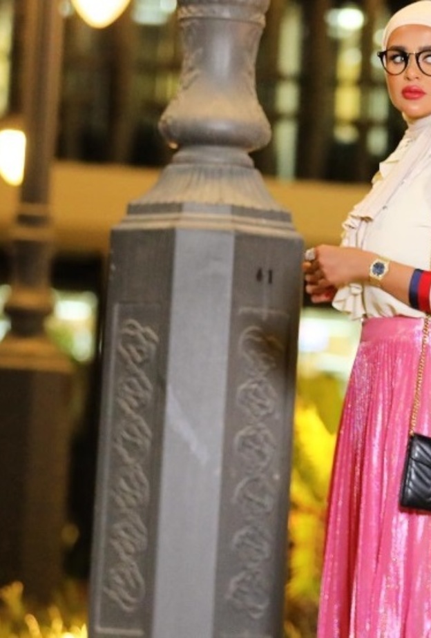 نظارات طبية دائرية الشكل على خطى الجميلة مرمر.