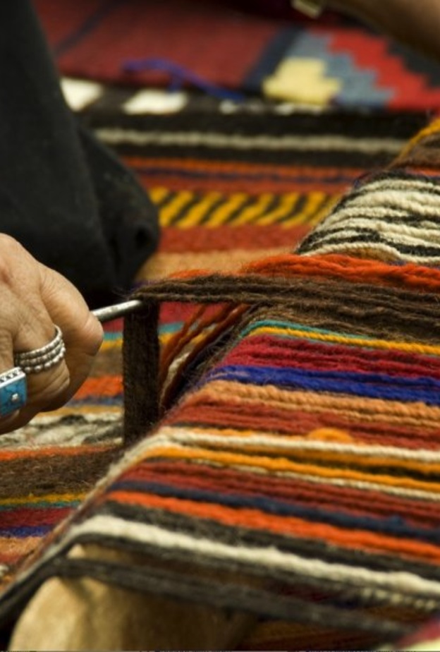 طاولة مبتكرة من تصميم هنادي كاركاشان 