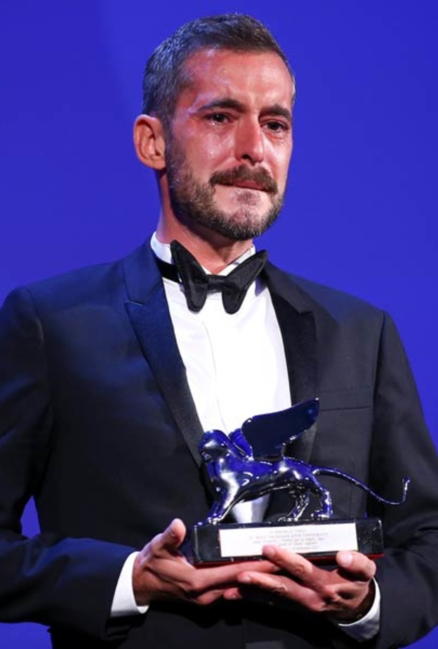 المخرج خافيير لوجراند يبكي بعد تسلمه جائزة أفضل مخرج