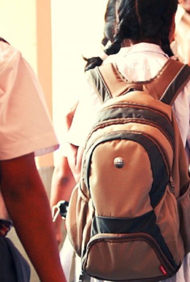 شنطة المدرسة الثقيلة تؤذي ظهر التلاميذ