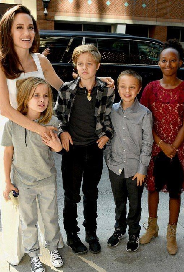 أنجلينا جولي بصحبة أبنائها الأربعة خلال الترويج لفيلمها الجديد ضمن فعاليات مهرجان تورنتو السينمائي