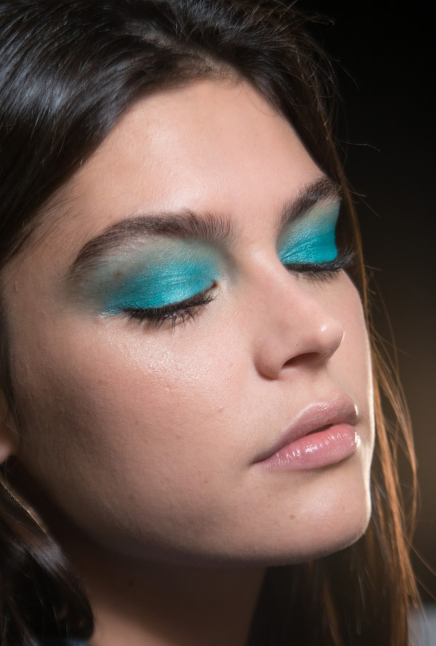 رسمات عيون زرقاء مع الخطوط الخضراء بأسلوب دار Tadashi Shoji