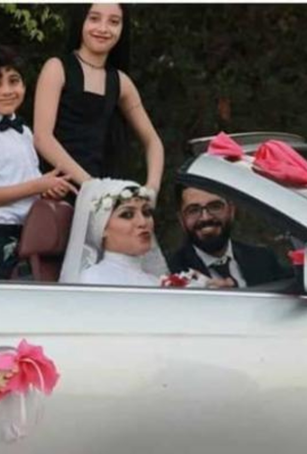 العروسان مع طفليهما