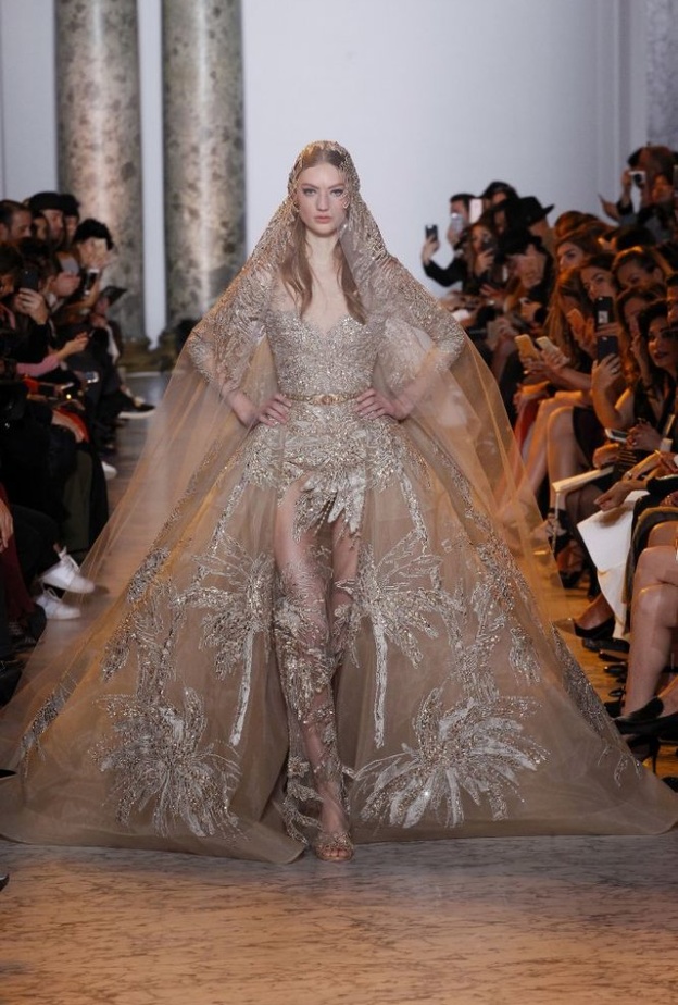 فستان زفاف باللون الزهري والبنفسجي من Romona Keveza