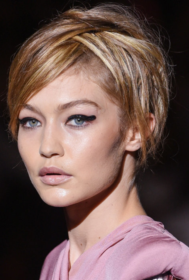 رسمات آيلاينر بيضاء وعصرية من ULLA JOHNSON