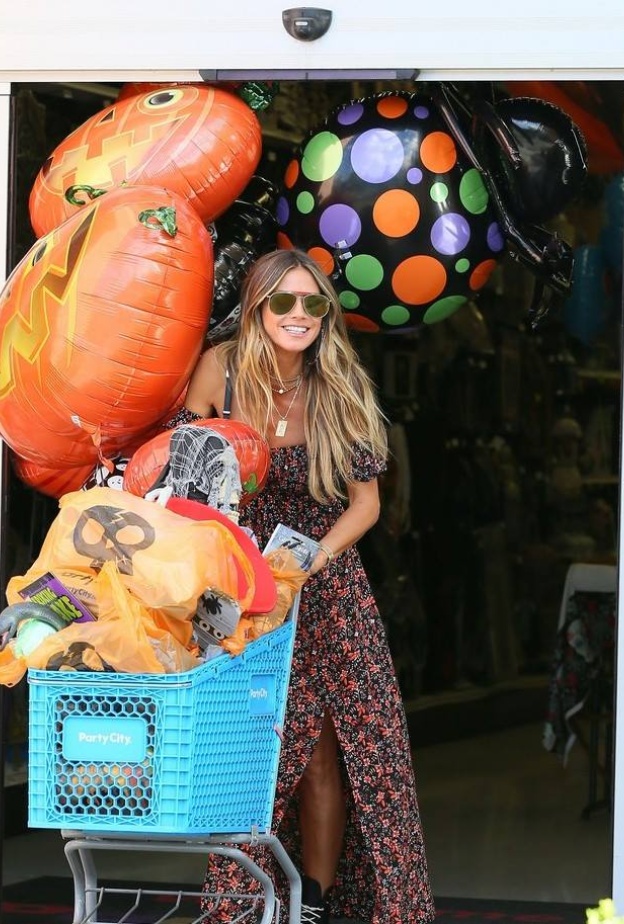 يبدو أن هايدي كلوم قررت التسوق بشكل مبكر للاحتفال بالهالوين .. حيث شوهدت محملة بهذه الأغراض بعد خروجها من أحد المتاجر