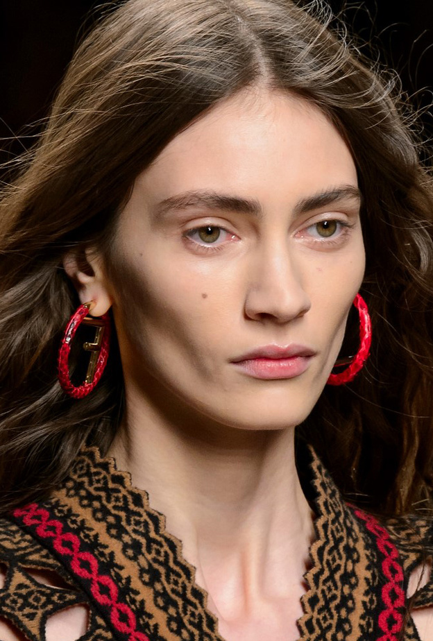 اكسسوارات الأقراط الدائرية مع اللؤلؤ من Y Project