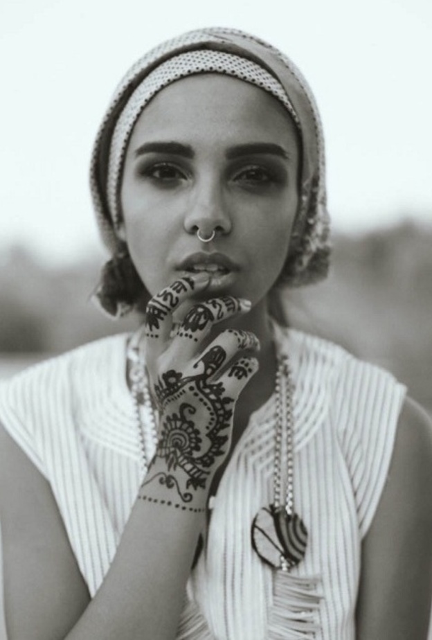 سلمى ابو ضيف تعتمد لوكات جمالية غريبة بعض الاحيان