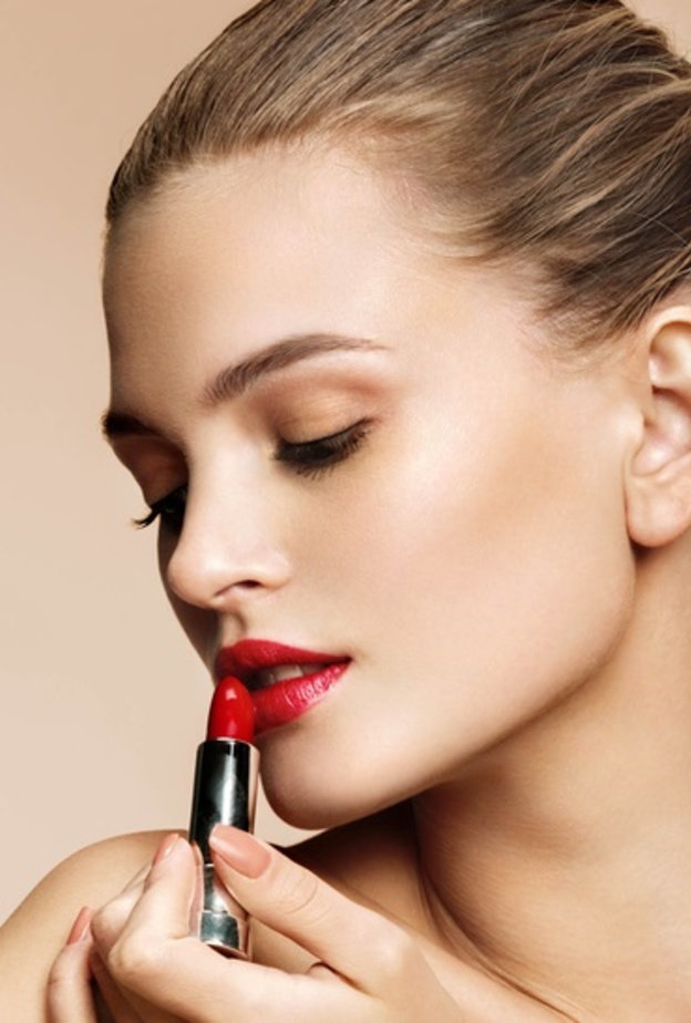 طريقة تكبير الشفايف بالمكياج