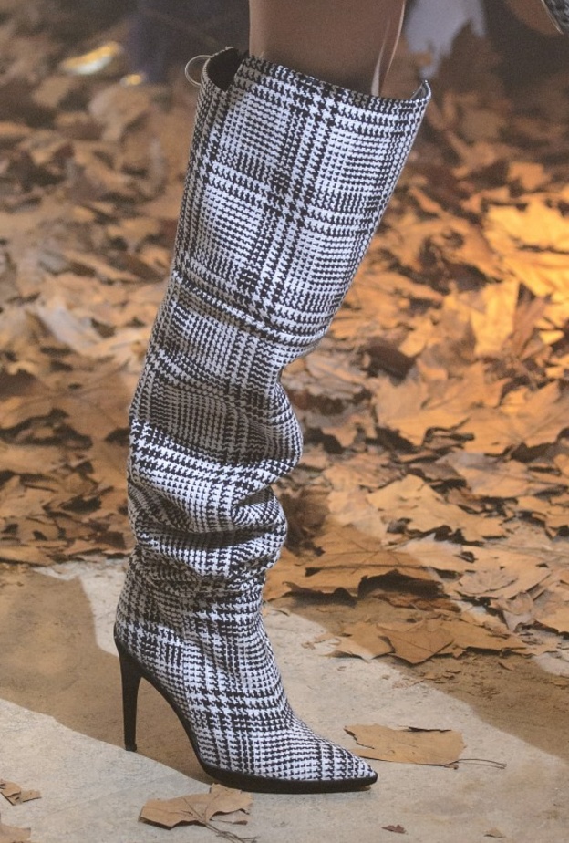 جزمات عالية الساق وواسعة بأقمشة الجلد من سان لوران Saint Laurent