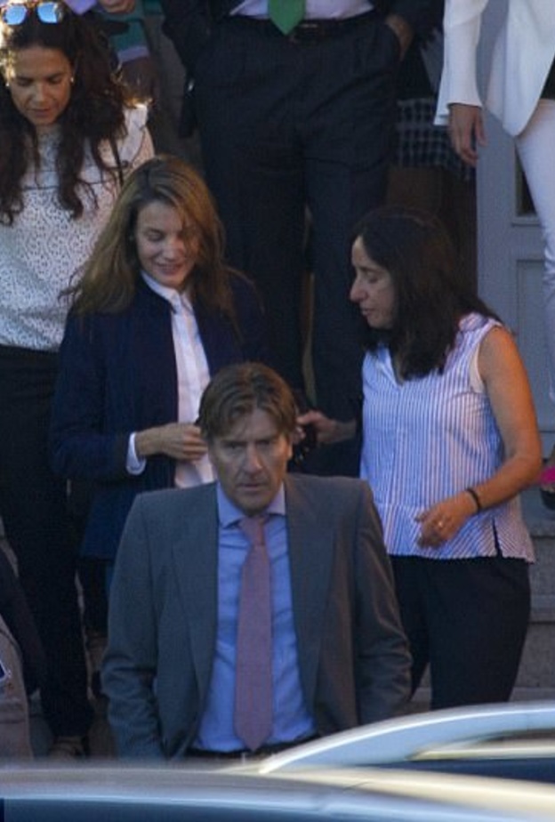 ملكة اسبانيا أوصلت طفلتيها إلى المدرسة