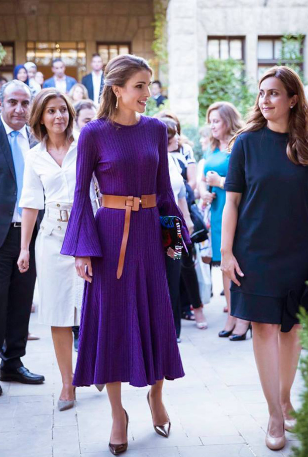 الملكة رانيا خلال تفقدها معرض الحرف اليدوية الـ22 لمؤسسة نهر الأردن