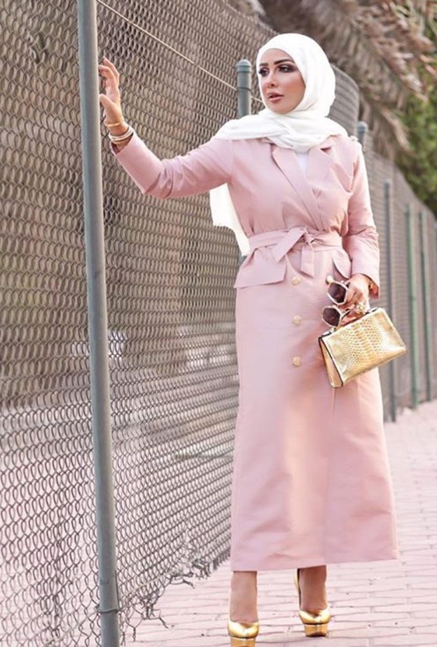 دلال الدوب وإطلالة أنيقة للجامعة