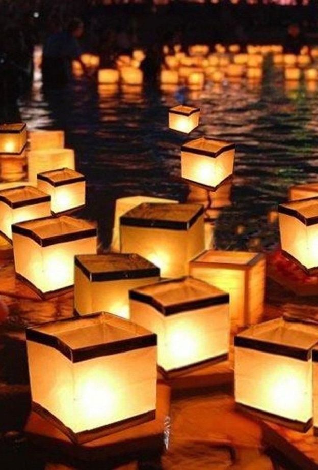 شموع تطفو على سطح المياه.